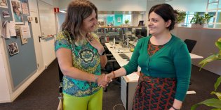 Algemeen directeur Wilma schudt de hand van Júlia Kemendi