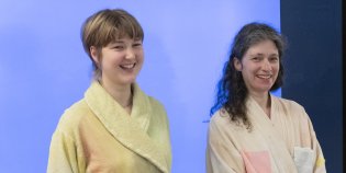 Twee vrouwen van de Feministische Handwerkpartij in 'visibly mended'badjassen
