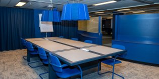 Een vergaderruimte in het Kenniskwartier, een ruimte met veel blauw