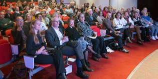 De zaal tijdens de plenaire sessie in de aula. Fotograaf: Jacqueline van der Kort
