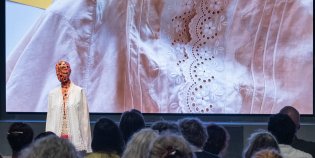 Gedetailleerd inzoomen op een kebaya. Fotograaf: Jacqueline van der Kort.