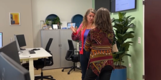 Matine van der Haar en Wilma van Wezenbeek in gesprek