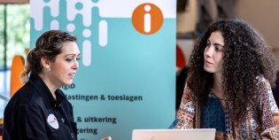 Een bibliotheekmedewerker helpt een klant.
