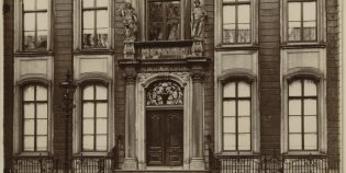 Ingang van de oude KB. Bovenaan de ingang twee standbeelden. Op een bord boven de ingang staat Bibliotheca Regia.