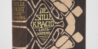Bruin omslag van 'De stille kracht' van Louis Couperus, met gouden belettering en versieringen.