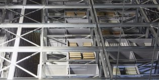 Boekenmagazijn van de Speicherbibliothek in het Zwitserse Büron, met hoge stellingen gevuld met dozen.