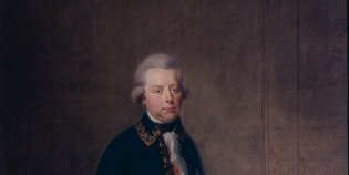 Stadhouder Willem V leunt tegen een bureau aan.