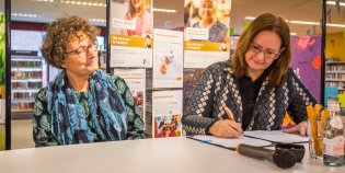 KB-directeur Lily Knibbeler en staatssecretaris Aukje de Vries ondertekenen het convenant.