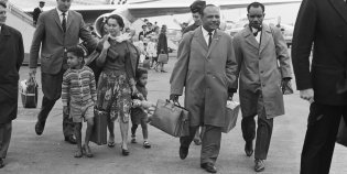 De familie Jouwe en dhr. Tanggahn komen in 1962 aan op Schiphol vanuit Biak.