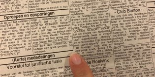 Een vinger die een contactadvertentie in een krant aanwijst