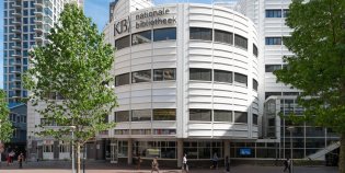 De voorgevel van het KB-gebouw.