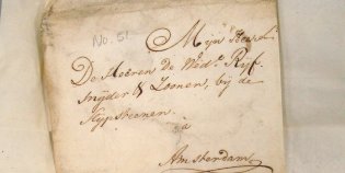 Monster glaskralen in een brief uit Elmina, 1803 (TNA, HCA 32/996)