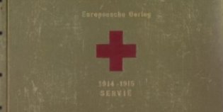 Groen omslag van het 3e fotoboek van Arius van Tienhoven, met een rood kruis van het Rode Kruis