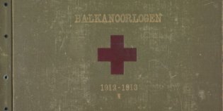 Groen omslag eerste album van Arius van Tienhoven. Met een rood kruis van het Rode Kruis.