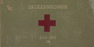 Groen omslag van het 2e fotoboek van Arius van Tienhoven, met een rood kruis van het Rode Kruis.