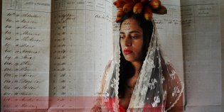 Beeld gemaakt door Sarojini Lewis, kunstenaar en onderzoeker. Zichtbaar is een vrouw voor een handgeschreven document.