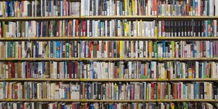 Gevulde boekenkast in het KB-magazijn