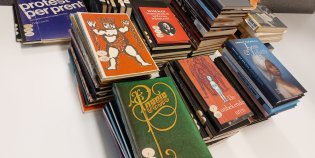 Stapels boekenweekgeschenken