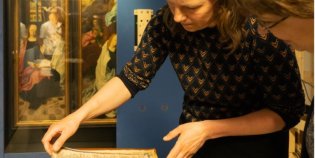 Vrouw in museum met bruikleen