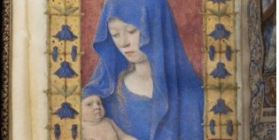 Vrouw met baby op middeleeuws boek