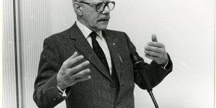 Cornelis Reedijk aan een podium