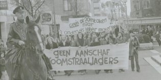 Persfoto van demonstratie van jongeren in Groningen tegen aankoop Amerikaanse F-16 straaljagers.