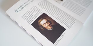 Een pagina met tekst en een afbeelding uit het Flora Batava-kleurboek