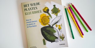 De kaft van het Flora Batava-kleurboek met kleurpotloden