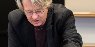 Conservator Ed van der Vlist met een middeleeuws handschrift