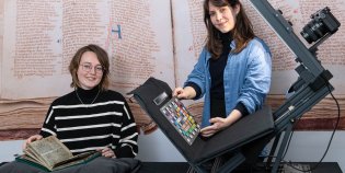 Handschriftenexpert Annelynn Koenders en projectfotograaf Janou Munnik aan het werk.