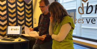 Frank Heinen en Wilma van Wezenbeek in overleg.