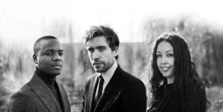 Groepsportret van de 3 schrijvers van het boekenweekgeschenk voor jongeren 3PAK