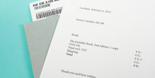 Een aanvraagbon van The Invisible Book met daar bovenop de rekening van de aanschaf