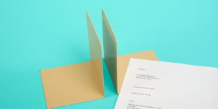 Twee boeksteunen op een boekbreedte afstand van elkaar met daarnaast de rekening voor het onzichtbare boek