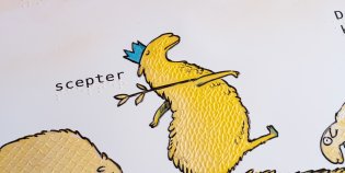 Een tekening van een schaap met hierop zichtbaar de voelbare textuur van de pagina en de braille-tekst