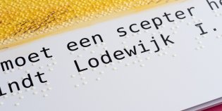 Een zin met hieronder dezelfde tekst in braille