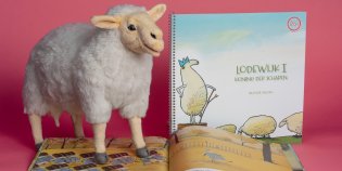 Een opengeklapt prentenboek met daarachter de kaft van hetzelfde prentenboek en een knuffel van een schaap