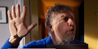 Een man die in het niets vastloopt en de tekst "Loop je digitaal vast? In de bibliotheek helpen we je verder."