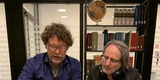 Paul en Huib bekijken kranten
