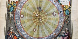 Een ingekleurde gravure van het Copernicaans systeem