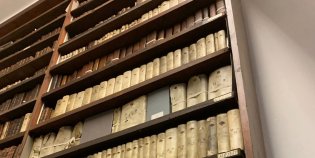 Kast met bundels pamfletten