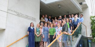 Deelnemers van het Fagelsymposium poseren op een trap