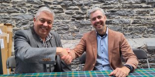 Een handdruk bij de ondertekening van het lidmaatschap van de DPC.