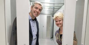 Jeffrey van der Hoeven en Susanne van den Eijkel bij een serverruimte.