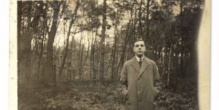 Een zwart-witfoto van Lion Kunstenaar in een bos.