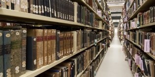 Rijen boekenkasten achter elkaar.
