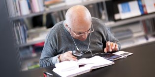 man met leesbeperking aan het lezen