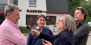 Paul en Huib interviewen iemand voor Café Backus, over het Venlo-incident
