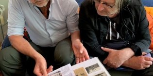 Paul en Huib bekijken een foto-album
