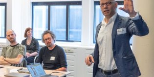 Wikimedia-coördinator Olaf Janssen geeft een lezing